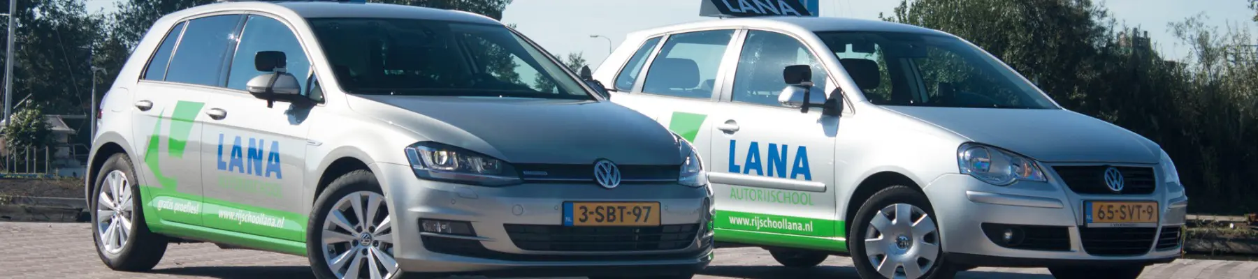 De witte Volkswagen lesauto’s van Rijschool Lana